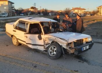 Ankara'da otomobil ile minibüs çarpıştı: 3 yaralı
