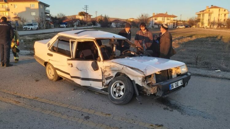 Ankara'da otomobil ile minibüs çarpıştı: 3 yaralı