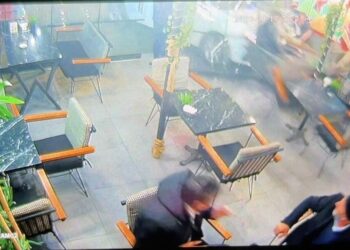 Otomobilin kafeye girdiği kaza kamerada: 2 yaralı