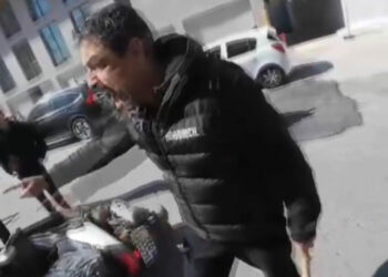 Esenyurt'ta şerit ihlali kavgası; sopayla motokuryenin üzerine yürüdü