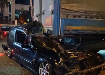Bursa'da otomobil, park halindeki TIR'ın altına girdi: 1 ağır yaralı