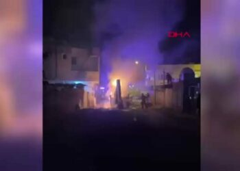 Mardin'de park halindeki 2 iş makinesi yandı