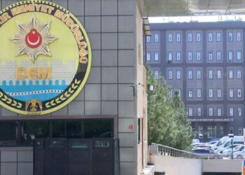 Kaçarken motosikleti ile 2 polisin yaralanmasına neden olan sürücü tutuklandı