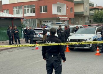 Sanık olduğu duruşmaya katılmayıp şikayetçiye ateş etti, başkasını yaraladı; müebbet istemiyle hakim karşısında