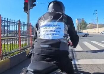 Motosikletlinin 'doğum günü' çağrısına sürücülerden kornalı kutlama