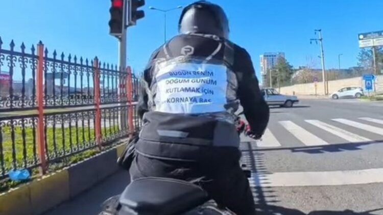 Motosikletlinin 'doğum günü' çağrısına sürücülerden kornalı kutlama