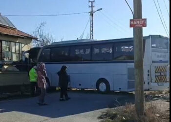 Belediye otobüsü ile öğrenci servis otobüsü çarpıştı: 17 yaralı