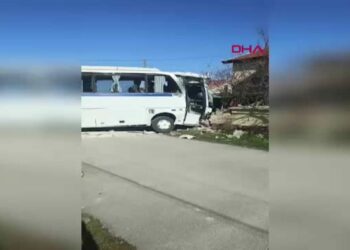 Konya'da belediye otobüsü ile öğrenci servisi çarpıştı: 17 yaralı / Haber eklendi
