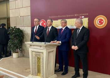 Davutoğlu: Türkiye ara bulucu girişimlerini artırmalıdır