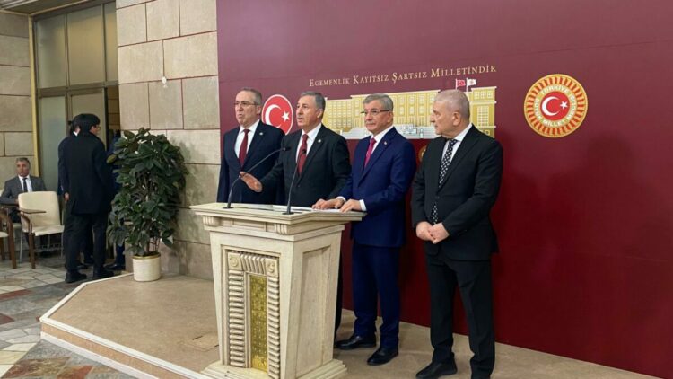 Davutoğlu: Türkiye ara bulucu girişimlerini artırmalıdır