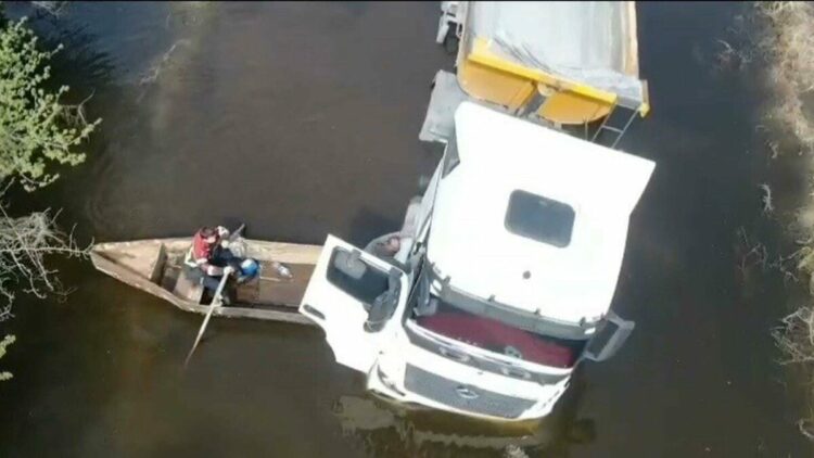 Suyla dolan yolda mahsur kalan TIR şoförü sandalla kurtarıldı