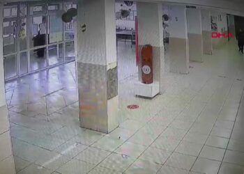 Yere bırakılan pet şişeyi çöpe atan öğrenci ödüllendirildi