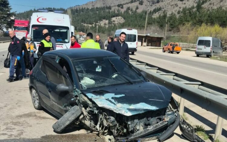 Otomobille kamyonet çarpıştı; 3 yaralı