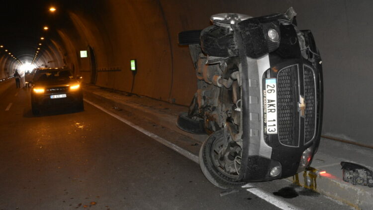 Hafif ticari araç ile otomobil tünelde çarpıştı: 2 yaralı