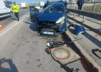 Refüje ve su tankerine çarpan otomobilin sürücüsü ağır yaralandı