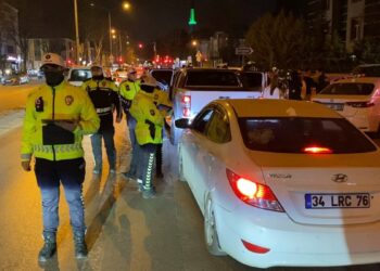 Bursa'da trafik denetlemesinde 25 sürücüye 448 bin TL ceza