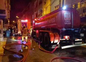 Bursa'da apartmanın çatı katında çıkan yangın söndürüldü