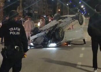 Motosiklete çarpan otomobil takla attı: 2 yaralı