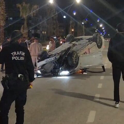 Motosiklete çarpan otomobil takla attı: 2 yaralı