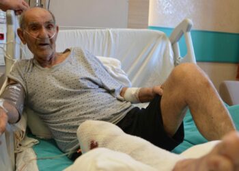 Tıkalı lavaboyu açmaya çalıştı, kimyasal yanıkla hastanelik oldu