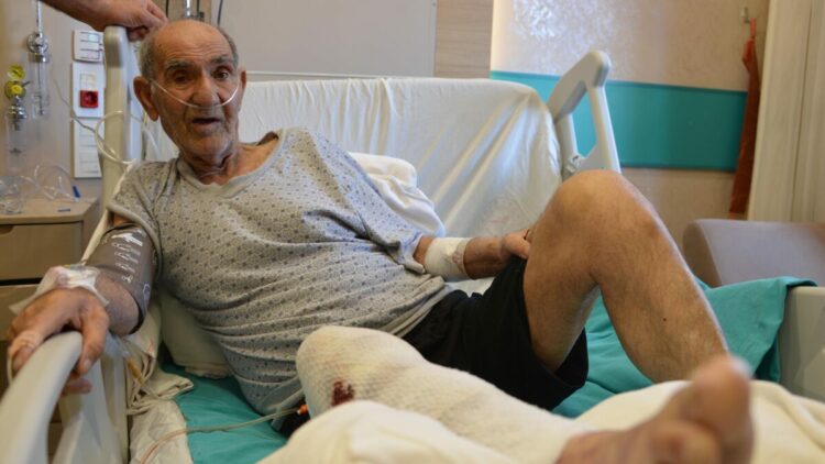 Tıkalı lavaboyu açmaya çalıştı, kimyasal yanıkla hastanelik oldu