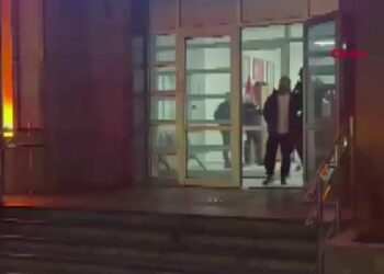 Firari hükümlü baba ile 2 oğlu, yangın merdiveninde yakalandı