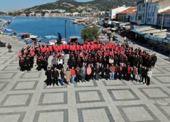 İstiklal Marşı'nın her kıtasını şehrin ayrı bir noktasında okudular