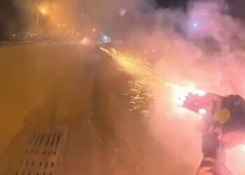 Havai fişekleri peş peşe arkadaşlarının üzerine ateşledi, o anlar kamerada