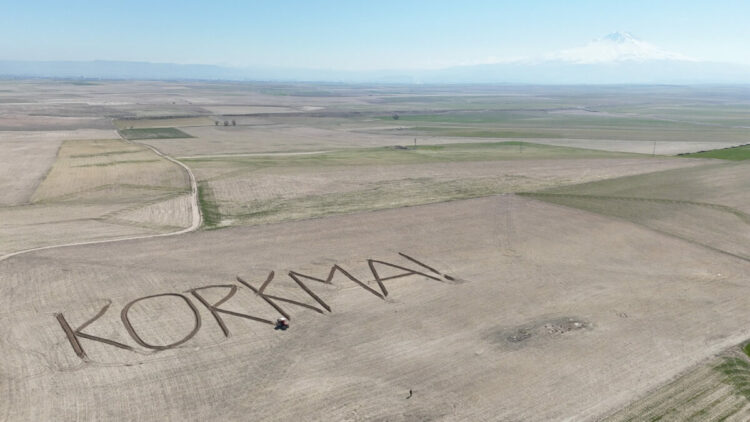 Aksaraylı çiftçi, tarlasına İstiklal Marşı'nın ilk kelimesi, 'Korkma' yazdı