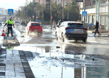 Sivas'ta ana şebeke borusu patladı; yol çöktü