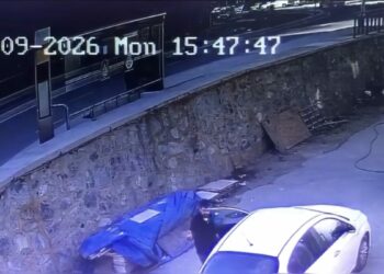 Sarıyer'de virajı alamayan 18 yaşındaki sürücü karşı yöne uçtu; 4 kişinin yaralandığı kaza kamerada