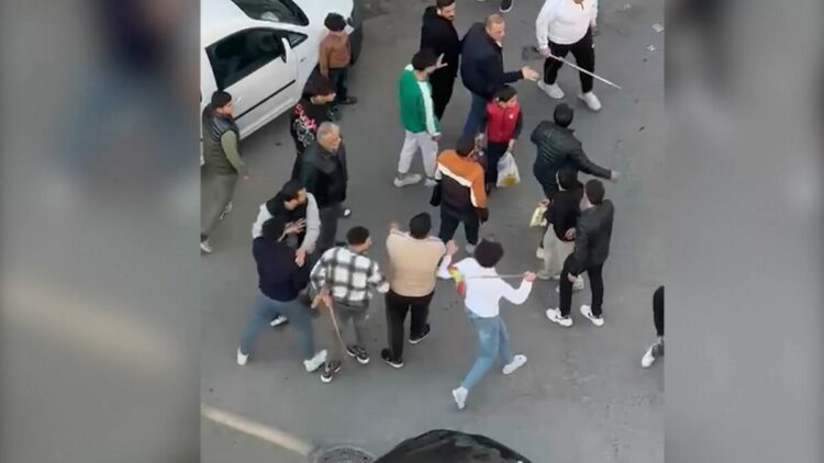 İki grup arasında yol ortasında kavga; 3 yaralı