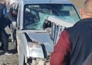 Hafif ticari araç bariyere çarptı: 1'i ağır, 2 yaralı