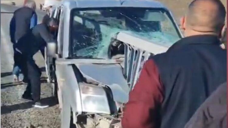 Hafif ticari araç bariyere çarptı: 1'i ağır, 2 yaralı