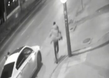 Otomobilin, park halindeki TIR’ın altına girdiği kaza kamerada