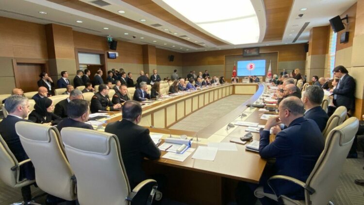 Doğum izni ve sosyal medya teklifinin komisyon görüşmeleri bayram sonrasına kaldı