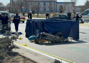 Motosikletiyle hafif ticari araca çarpan kurye öldü