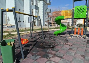 Parkta lastik yakıp, oyun gruplarına zarar verdiler; olay kamerada