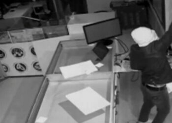 Jandarma peşini bırakmadı, kuyumcu dükkanına giren hırsız yakalandı