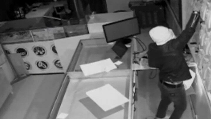 Jandarma peşini bırakmadı, kuyumcu dükkanına giren hırsız yakalandı