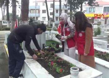 Yalova'daki şehitliklerde Ramazan Bayramı öncesi bakım ve temizlik çalışması