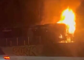 Beşiktaş'ta metrobüsün motor kısmı alev alev yandı; 60 yolcu tahliye edildi