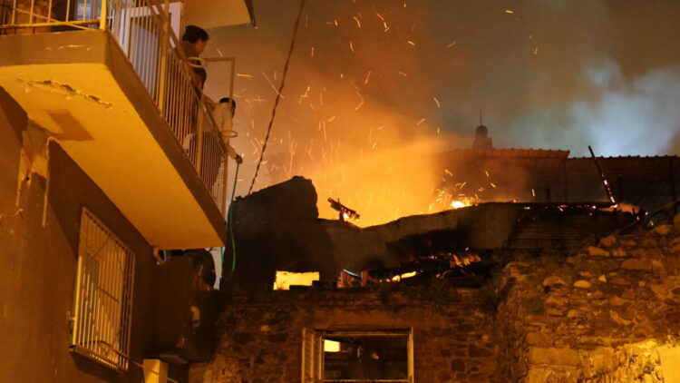 İzmir’de 2 katlı evde çıkan yangın, bitişikteki evlere sıçramadan söndürüldü