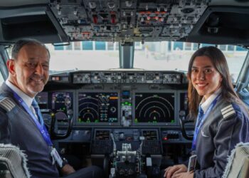 42 yıllık pilot son uçuşunda kokpiti, ilk seferine çıkan kızıyla paylaştı