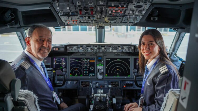42 yıllık pilot son uçuşunda kokpiti, ilk seferine çıkan kızıyla paylaştı