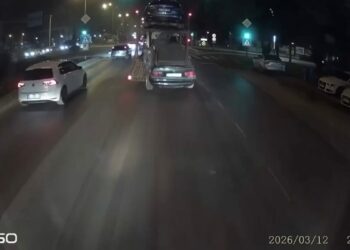 Oto kurtarıcıda yüklü otomobil, yola düştü; o anlar kamerada