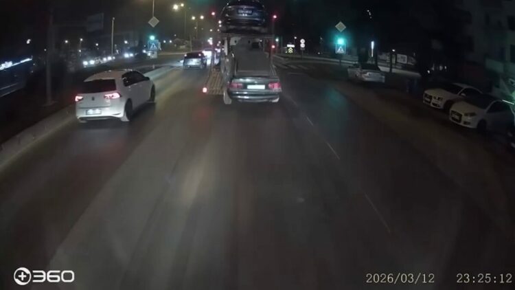 Oto kurtarıcıda yüklü otomobil, yola düştü; o anlar kamerada