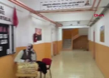 Derik’te köy okulu öğrencilerine bayram hediyesi