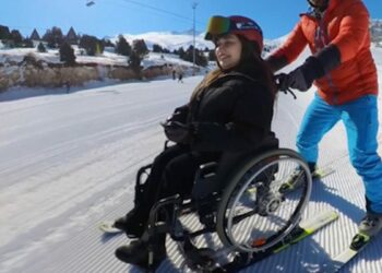 Tekerlekli sandalyede kayak yapma hayalini gerçekleştirdi