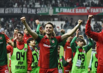 Karşıyaka ile Ayvalıkgücü İzmir'de rakip